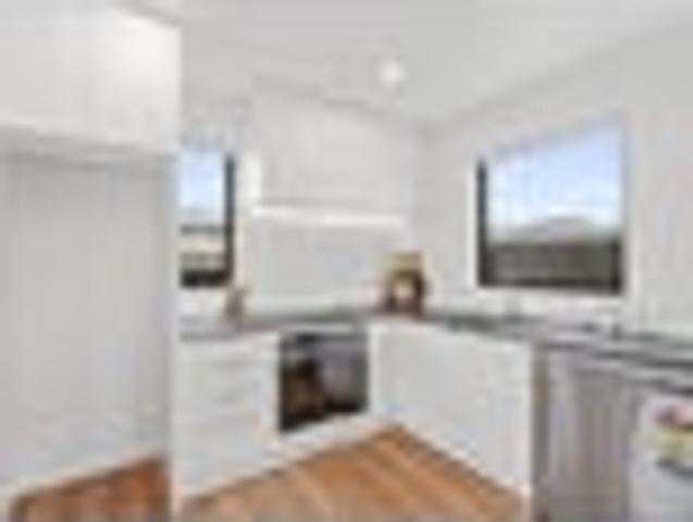 Townhouse for sale in Chaslands, Canterbury