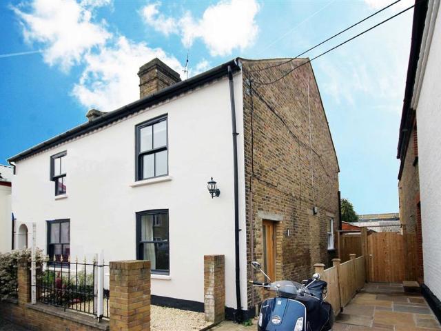 Apartment for rent in Strawberry Hill, Greater London