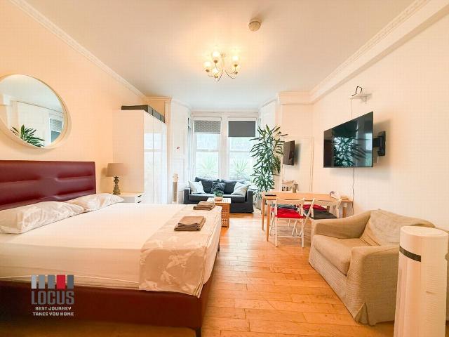 Studio for rent in Brownswood Park, Stoke Newington