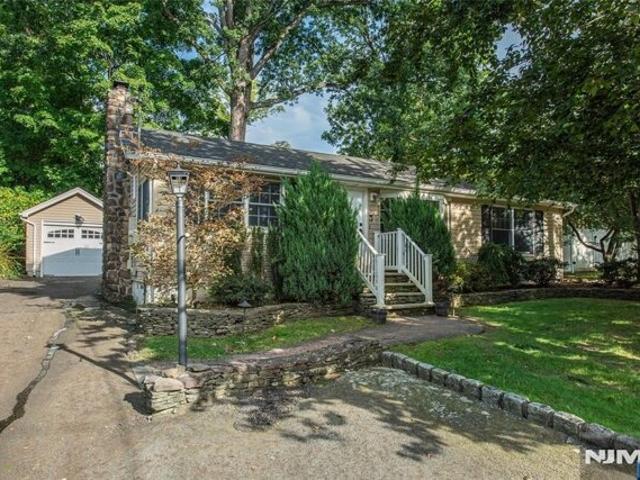 House for sale in Packanack Lake, Wayne