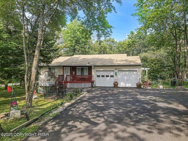 House for sale in Pocono Summit
