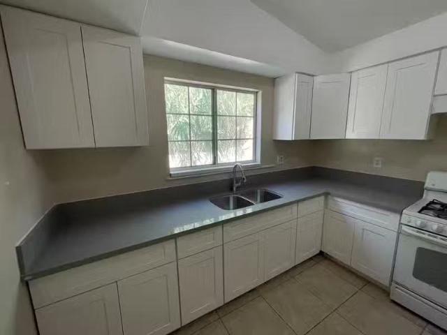 Condo for rent in Riverside