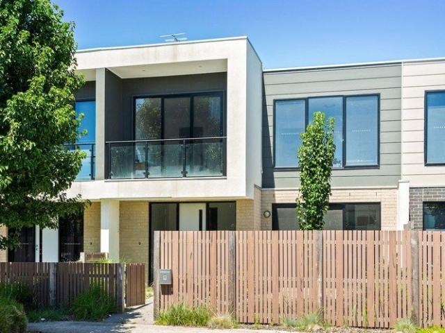 Townhouse for rent in Laurimar - Town Centre Estate, Melbourne