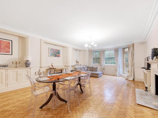 Apartment for rent in London Borough of Merton, Raynes Park