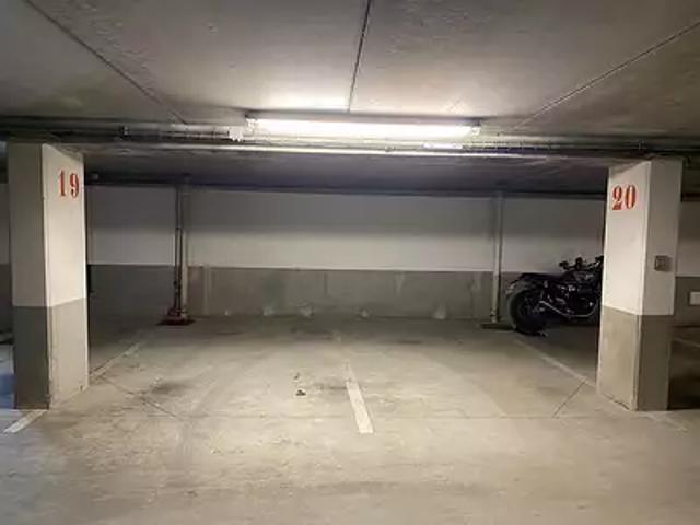 Garage vente à Centre Ville Rive Droite, Laval