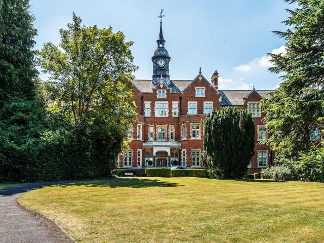 Apartment for rent in Leatherhead, Mole Valley