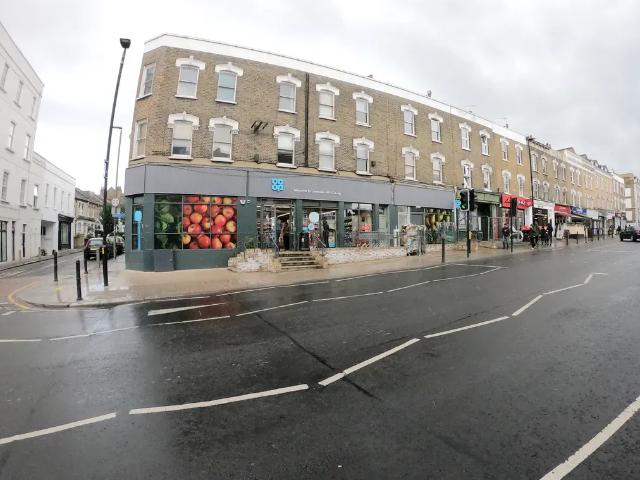 Room for rent in Victoria, Greater London