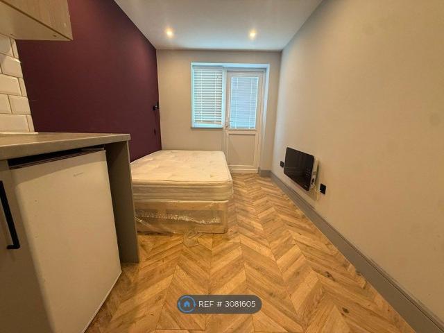 Studio for rent in Stockley Est., Greater London