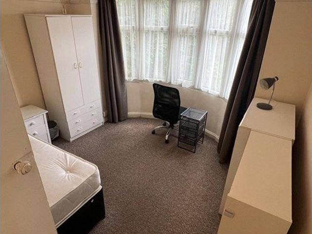 Room for rent in Lenton Abbey, Haddon