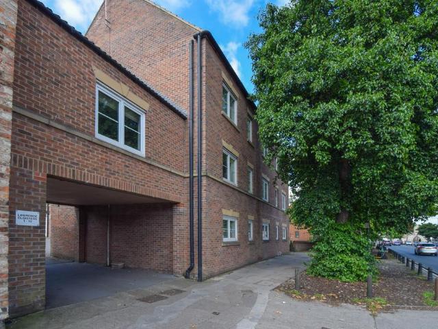 Apartment for rent in Foss Islands, High Field