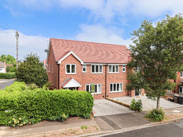 House for rent in Five Acres, Hertfordshire