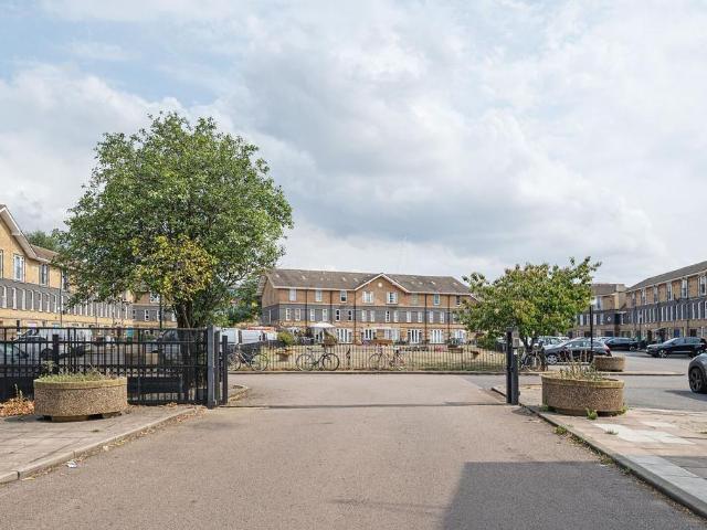 Apartment for rent in East Wick, Greater London