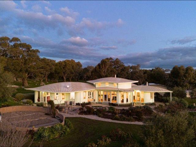 Cottage for sale in Harcourt North, Victoria