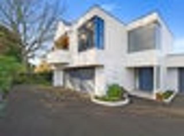 Townhouse for sale in Chaslands, Canterbury