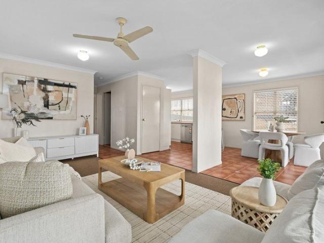 Townhouse for sale in Holland Park West, Greater Brisbane
