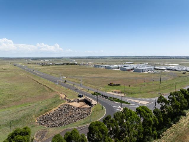 Warehouse for rent in Wellcamp, Queensland