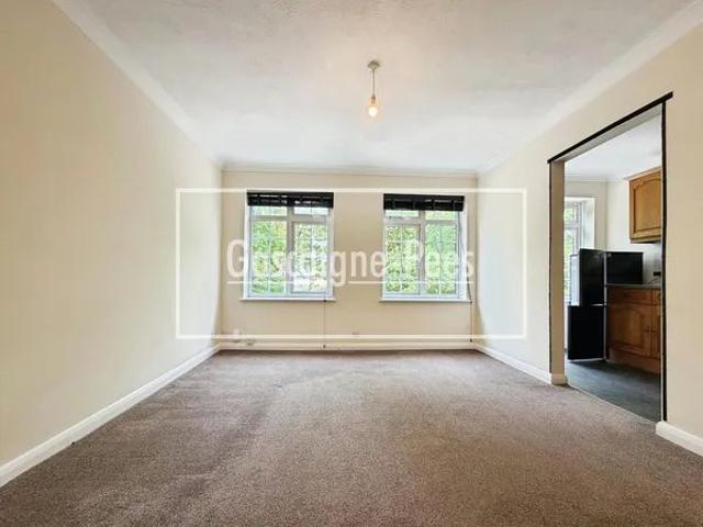 Studio for rent in Leatherhead, Mole Valley