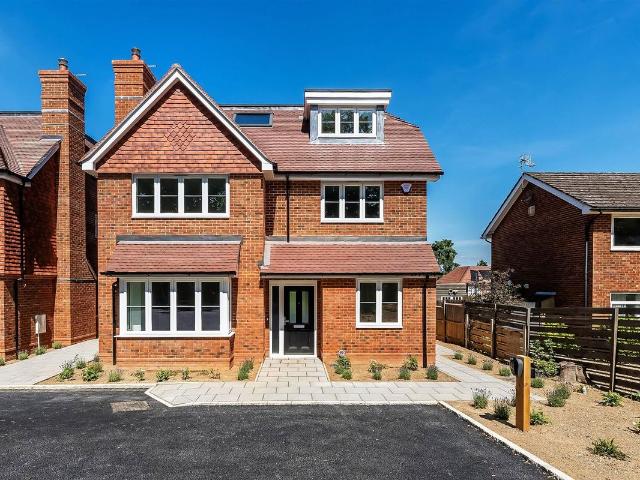 House for rent in Pachesham Park, Surrey