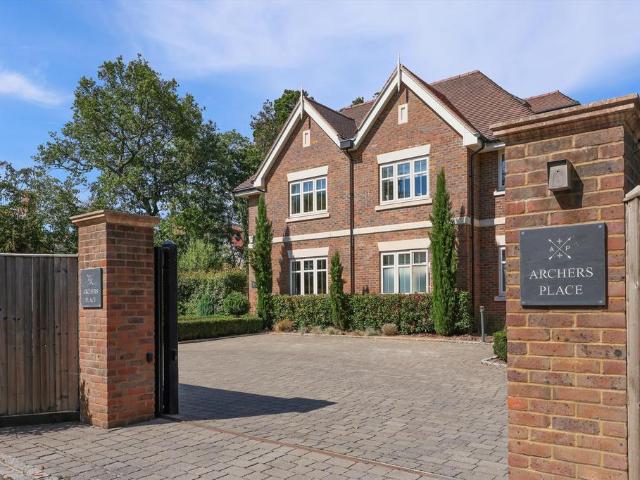 House for rent in Oxshott, Elmbridge