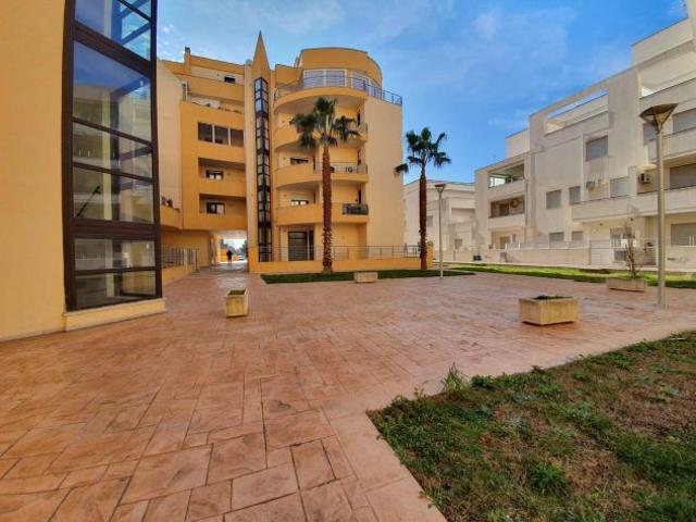 Locale Commerciale in affitto a Puglia, Lecce