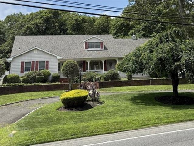 House for sale in Farmingville