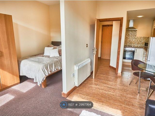 Studio for rent in Great Horton, West Yorkshire