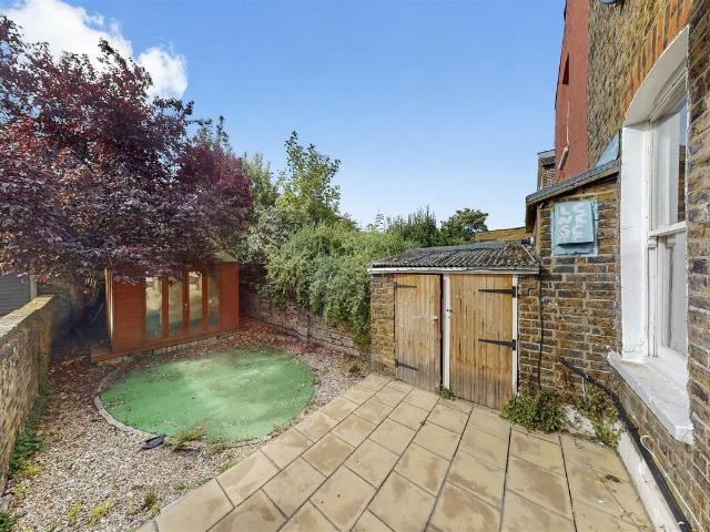 Apartment for rent in Brondesbury Park, Greater London