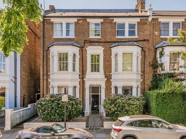 Apartment for rent in Brook Green, Greater London