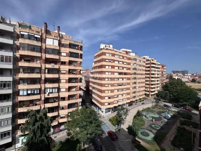Apartamento en alquiler en San Lorenzo - La Palomera - San Mamés, León