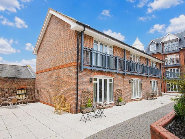 Apartment for rent in Pachesham Park, Surrey