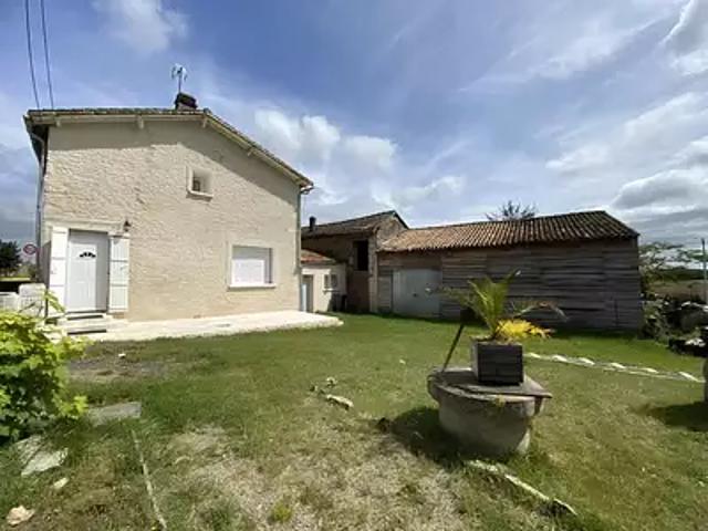 Maison vente à Confolens, Les Adjots