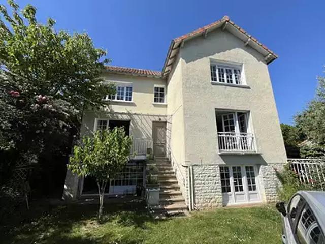 Maison vente à Confolens, Les Adjots