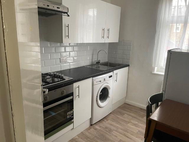 Apartment for rent in Furzedown, Greater London