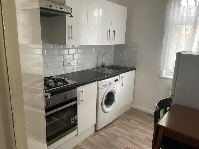 Apartment for rent in Furzedown, Greater London
