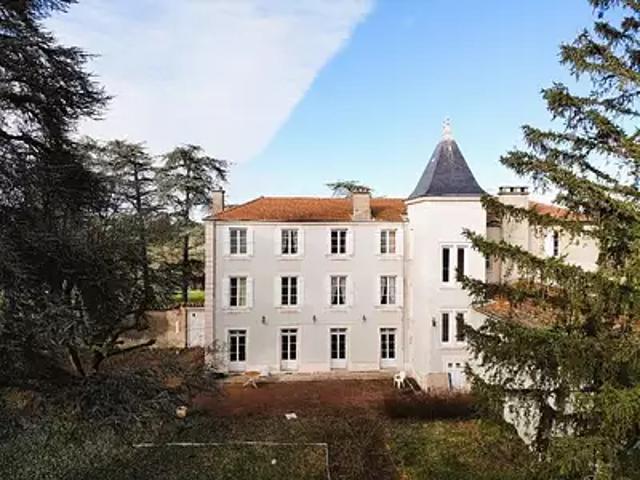 Maison vente à Saint-Étienne, L'etrat