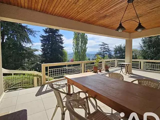 Maison vente à Saint-Étienne, L'etrat
