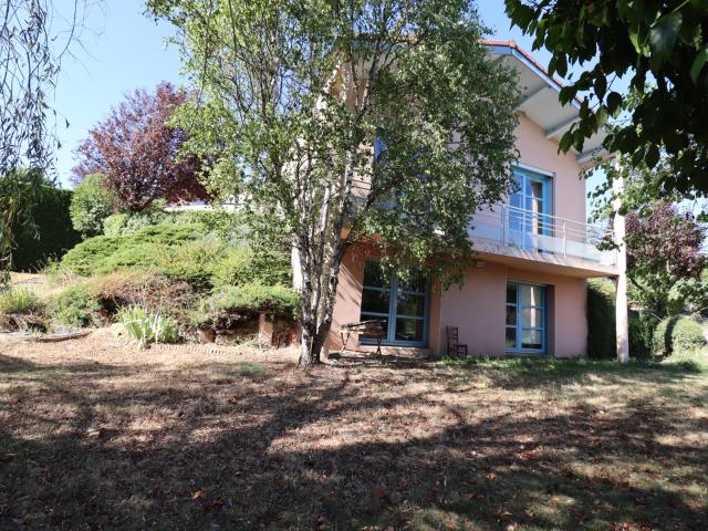 Maison vente à Saint-Étienne, L'etrat