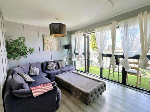 Apartment for rent in Poplar Grove, Greater London