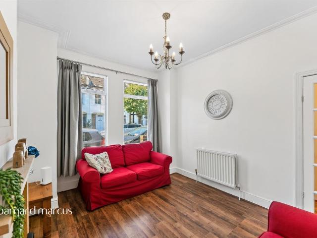 Apartment for rent in Furzedown, Greater London