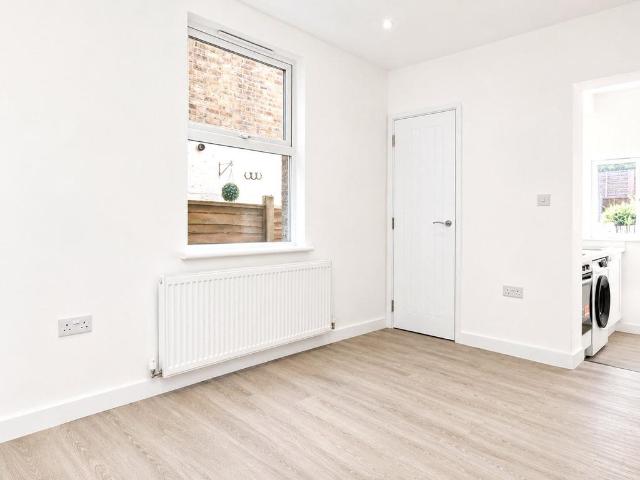 Apartment for rent in Furzedown, Greater London