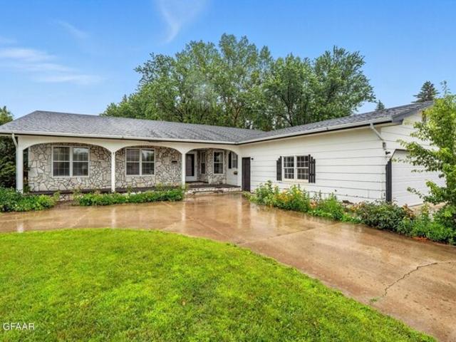 House for sale in Larimore