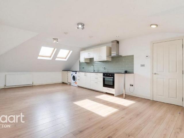 Apartment for rent in Benhilton, Greater London