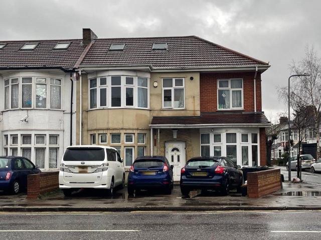 Apartment for rent in Newbury Park, Greater London