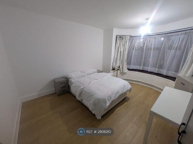 Room for rent in Newbury Park, Greater London