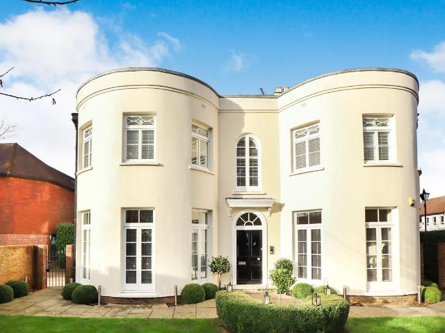 Apartment for rent in Hatching Green, Five Acres
