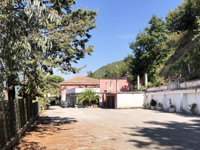 Locale Commerciale in vendita a Liberi, Campania