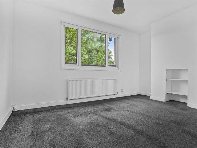 Apartment for rent in London Borough of Merton, Collier's Wood