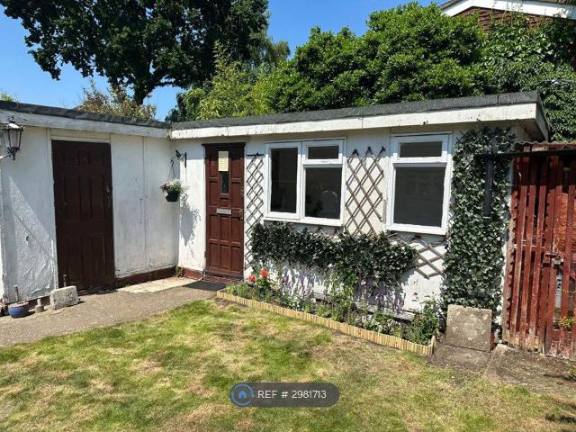 Studio for rent in Addlestone, Runnymede