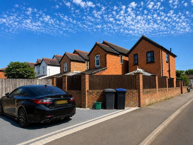 House for rent in Row Town, Surrey