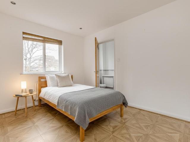 Apartment for rent in North Sheen, Greater London